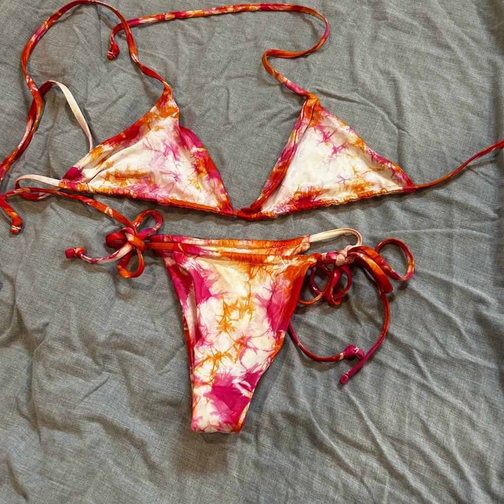 Frankie’s pink and orange tie dye bikini